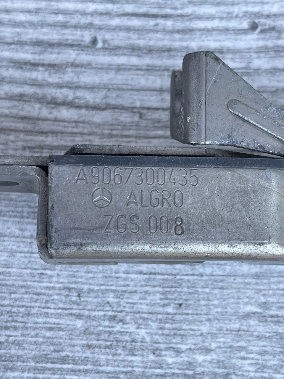 Замок зсувних дверей верхній лівий Mercedes Sprinter 906 Volkswagen Crafter 2006-2016 A9067300435 - фото 1