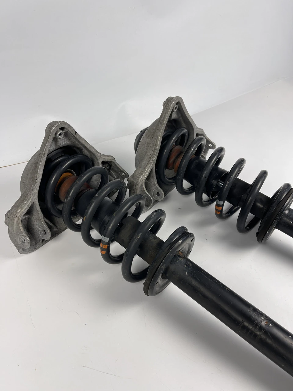 Передні стійки Audi A6 C6 Амортизатори Audi A6 C6 - фото 1