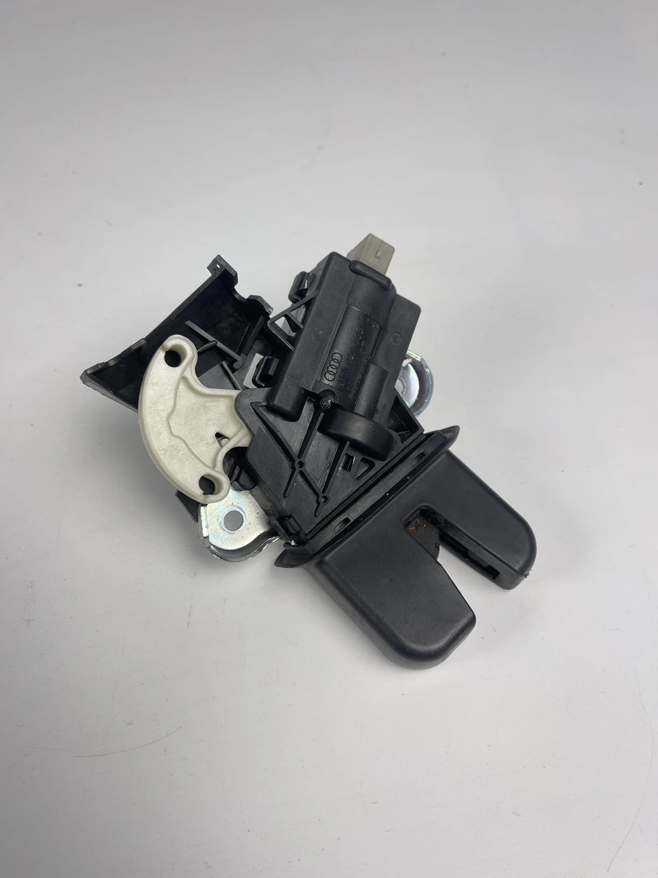 Замок кришки багажника седан Audi A6 C6 Audi A6 C6 4F5827505D - фото 2