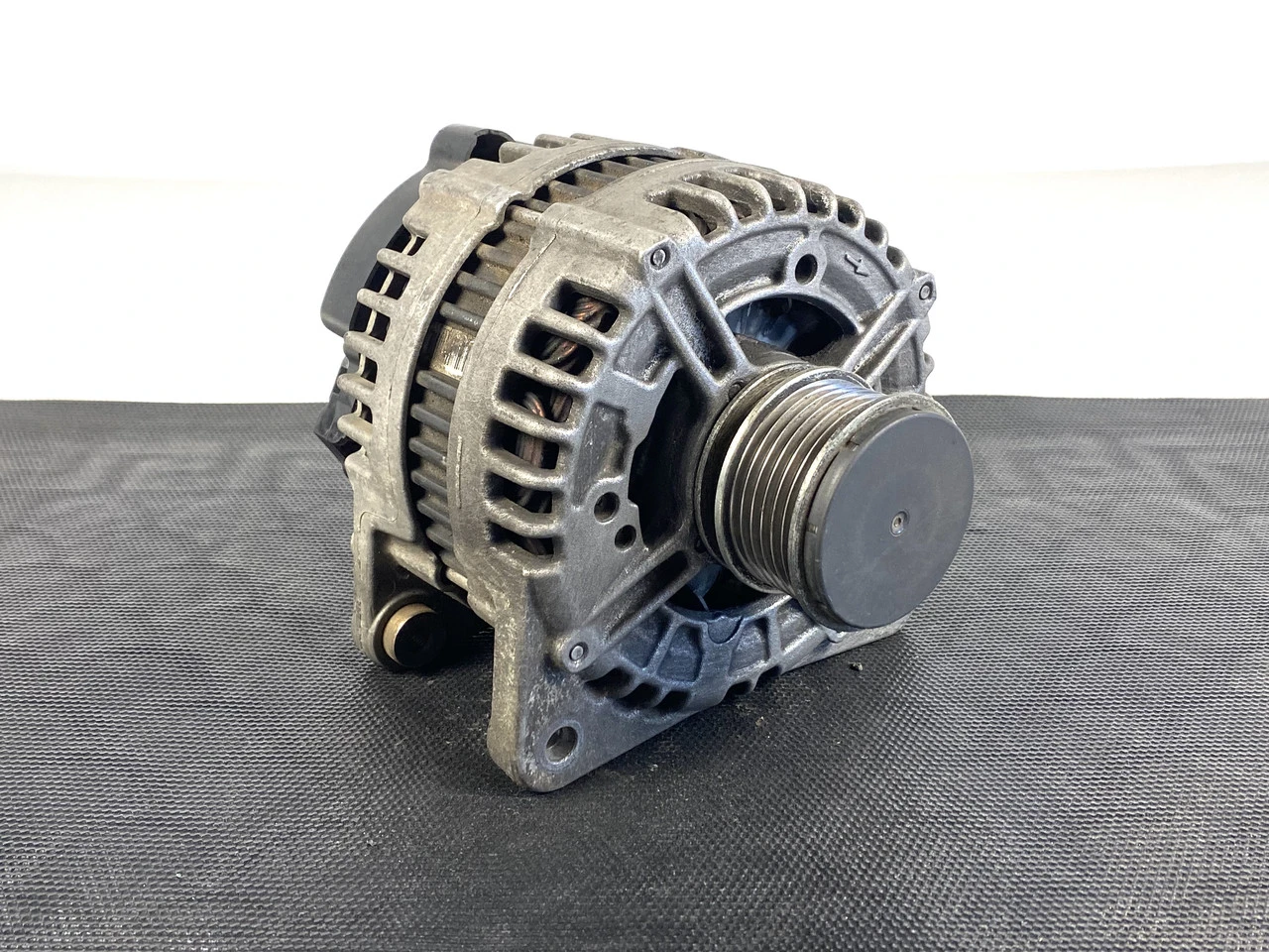 Генератор Volkswagen Crafter 2.5 180 A BOSHC Фольксваген Крафтер 0121715103 - фото 1