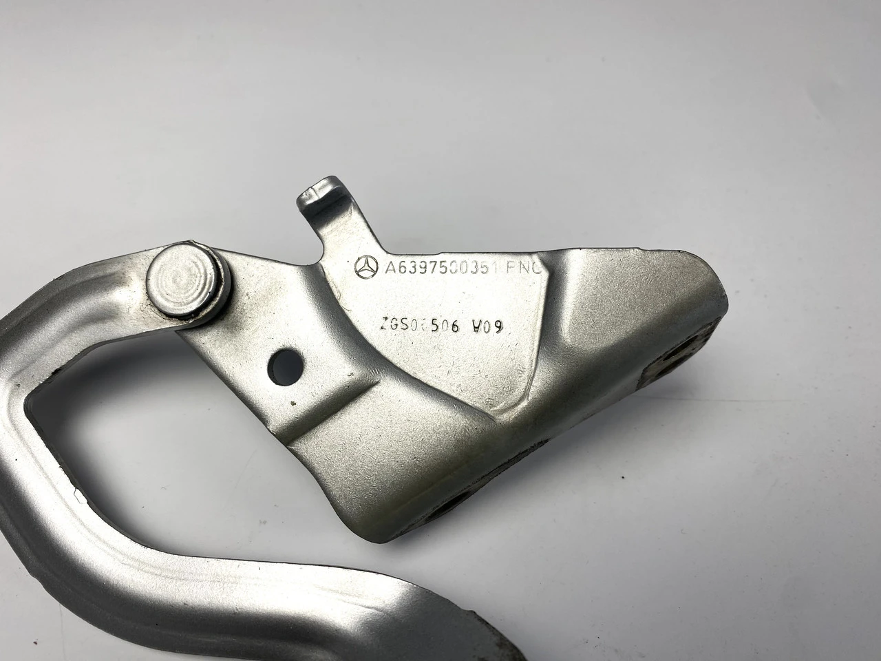 Петля капота права Vito W639 (2003-2010) Мерседес Віто A6397500351 - фото 1