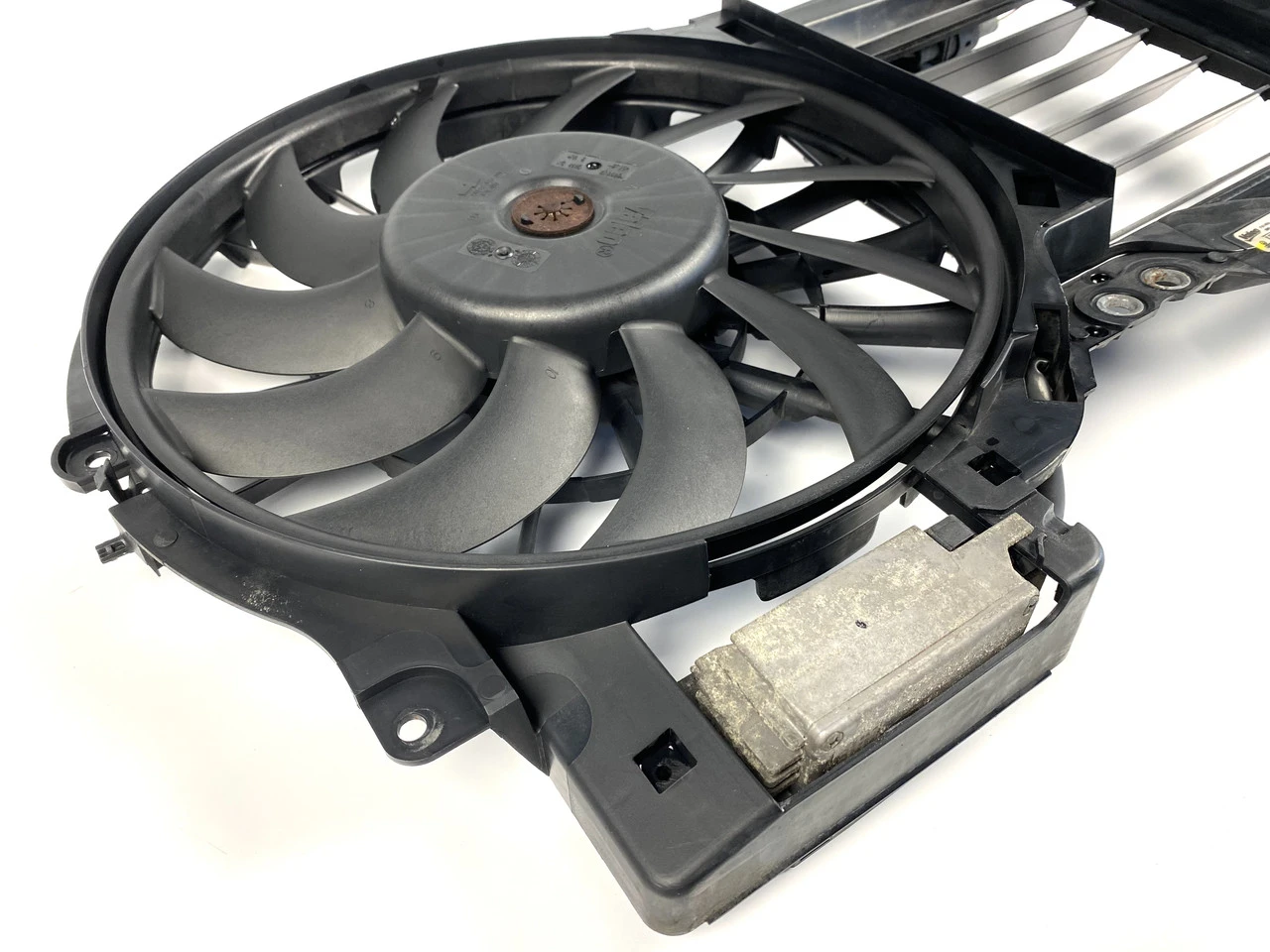 Вентилятор Audi A6 C6 2.0 TDI 2005-2011 Аудіо А6 С6 2.0 4F0121003P - фото 1