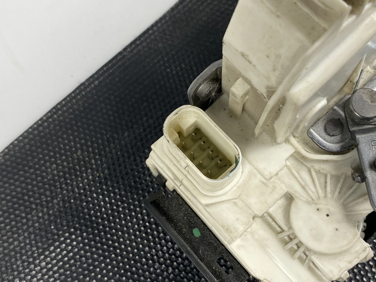 Замок боковой двери правый (задний RH) Mercedes Sprinter 906 06-16р Мерседес Спринтер A9067304335 - фото 3