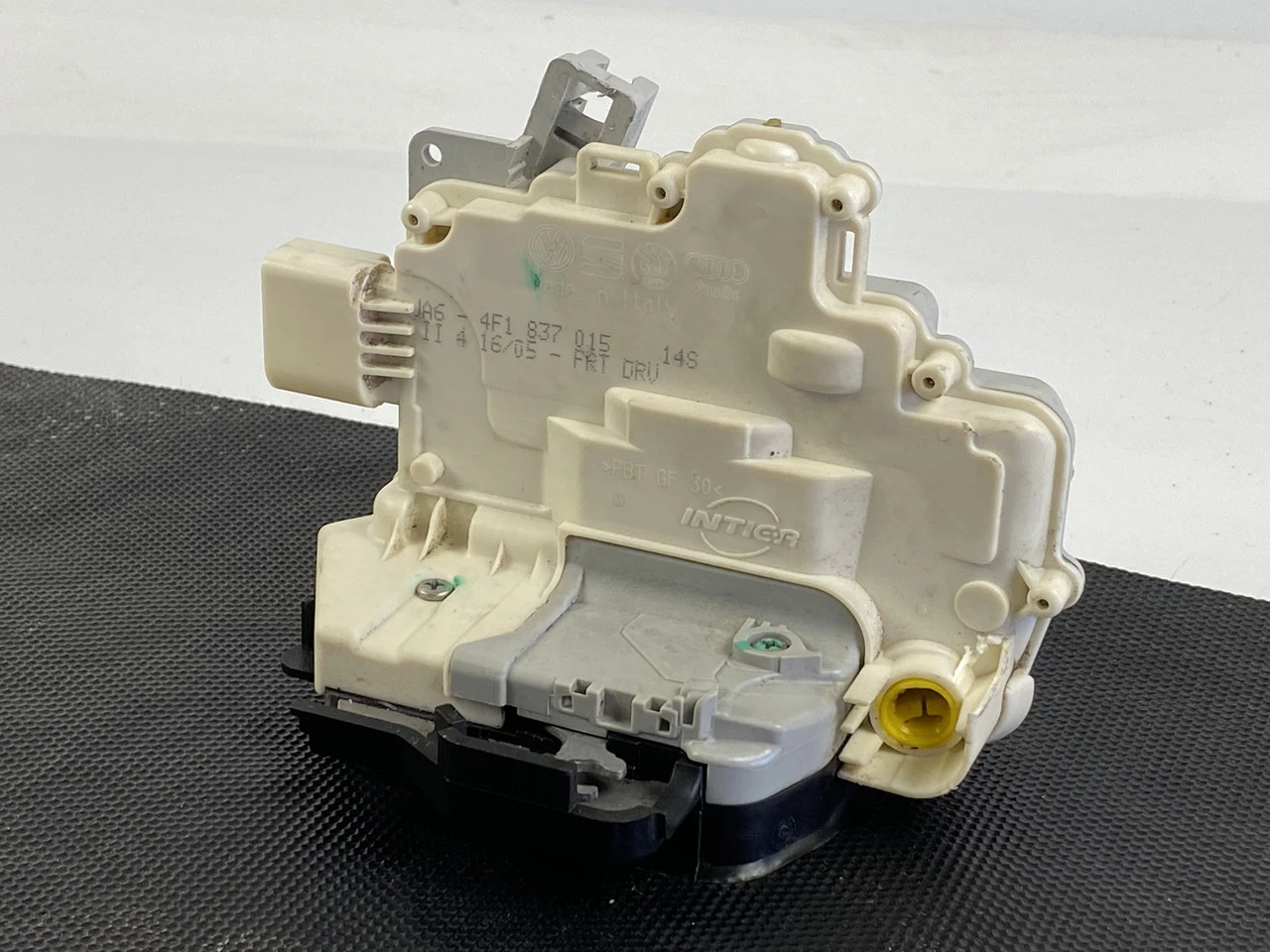 Замок передніх лівих дверей Audi A6 C6 Аудіо А6 С6 4F1837015 - фото 1