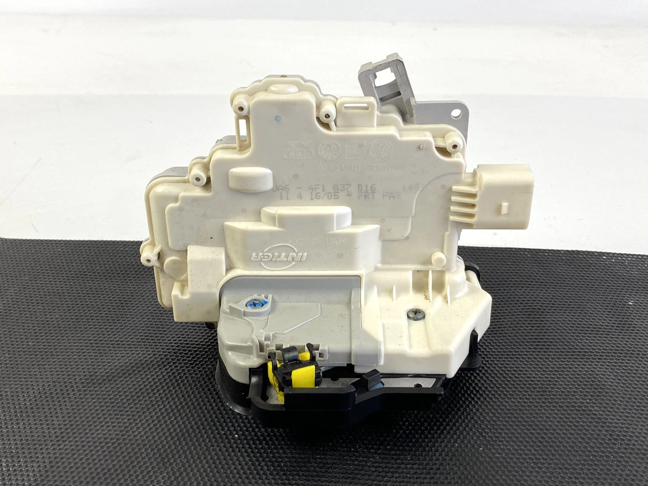 Замок передніх правих дверей Audi A6 C6 Аудіо А6 С6 4F1837016 | ZAVTO.market