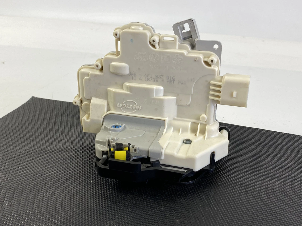 Замок передніх правих дверей Audi A6 C6 Аудіо А6 С6 4F1837016 - фото 1