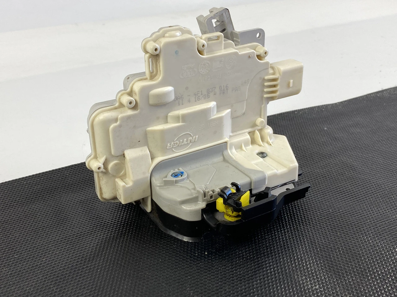 Замок передніх правих дверей Audi A6 C6 Аудіо А6 С6 4F1837016 - фото 2