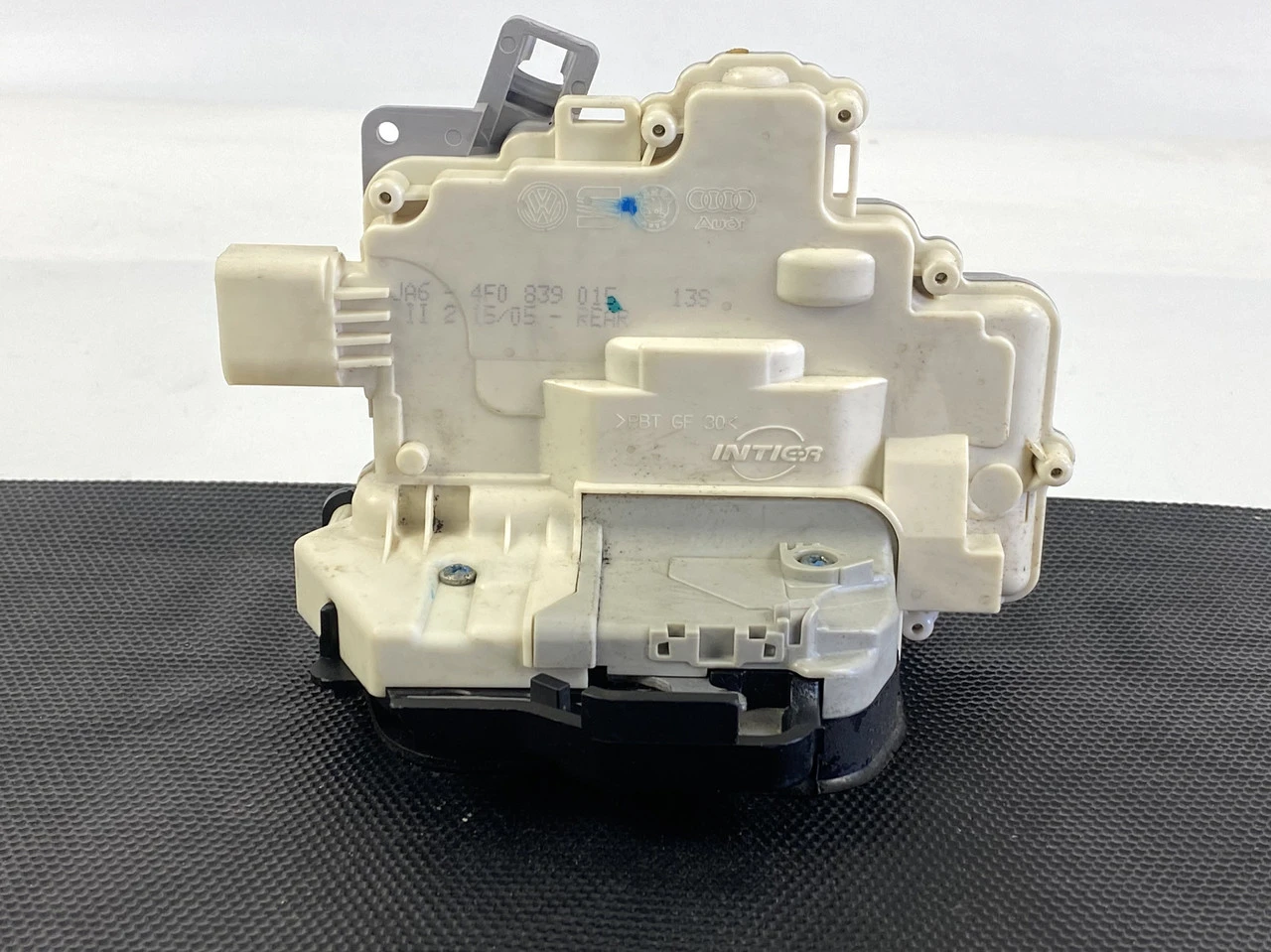 Замок дверцят задній правий Audi A6 C6 Аудіо А6 С6 4F0839015 | ZAVTO.market
