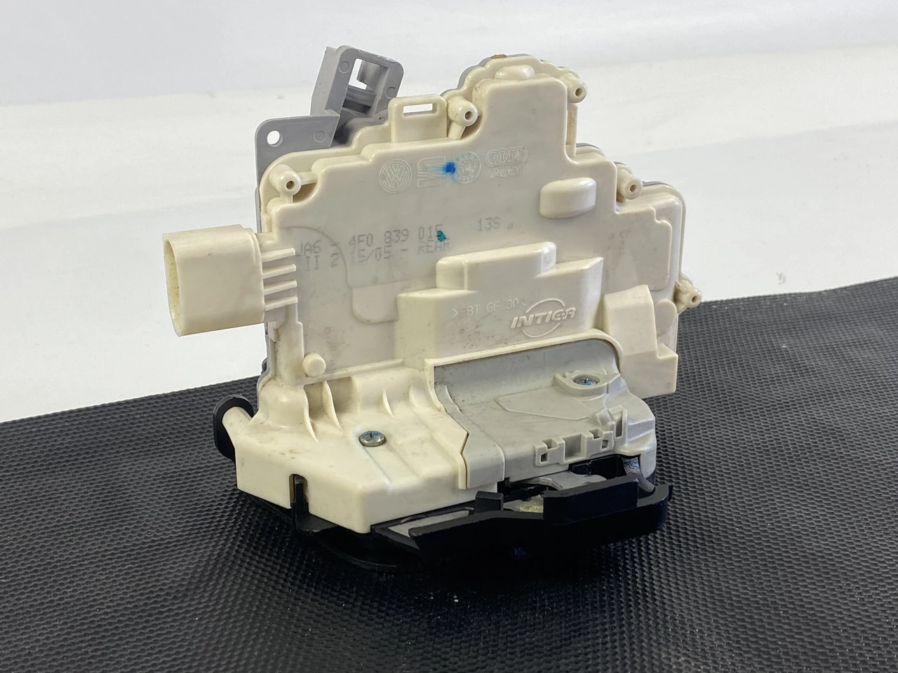 Замок двери задний правый Audi A6 C6 Ауди А6 С6 4F0839015 - фото 1