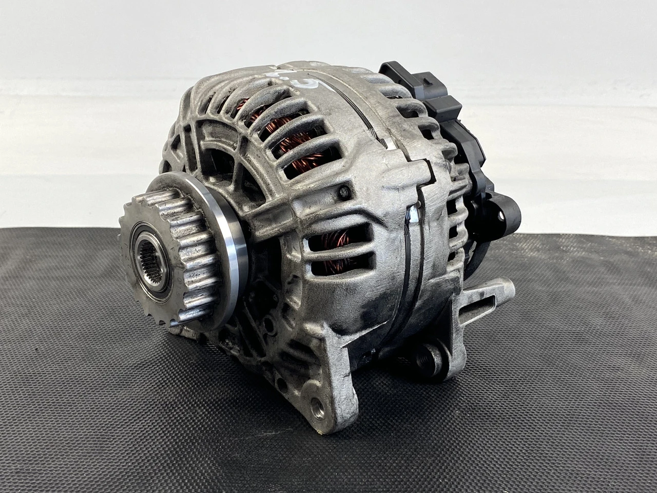 Генератор Volkswagen T5 2.5 TDI 2003-2010 Фольксваген Т5 070903024A - фото 2