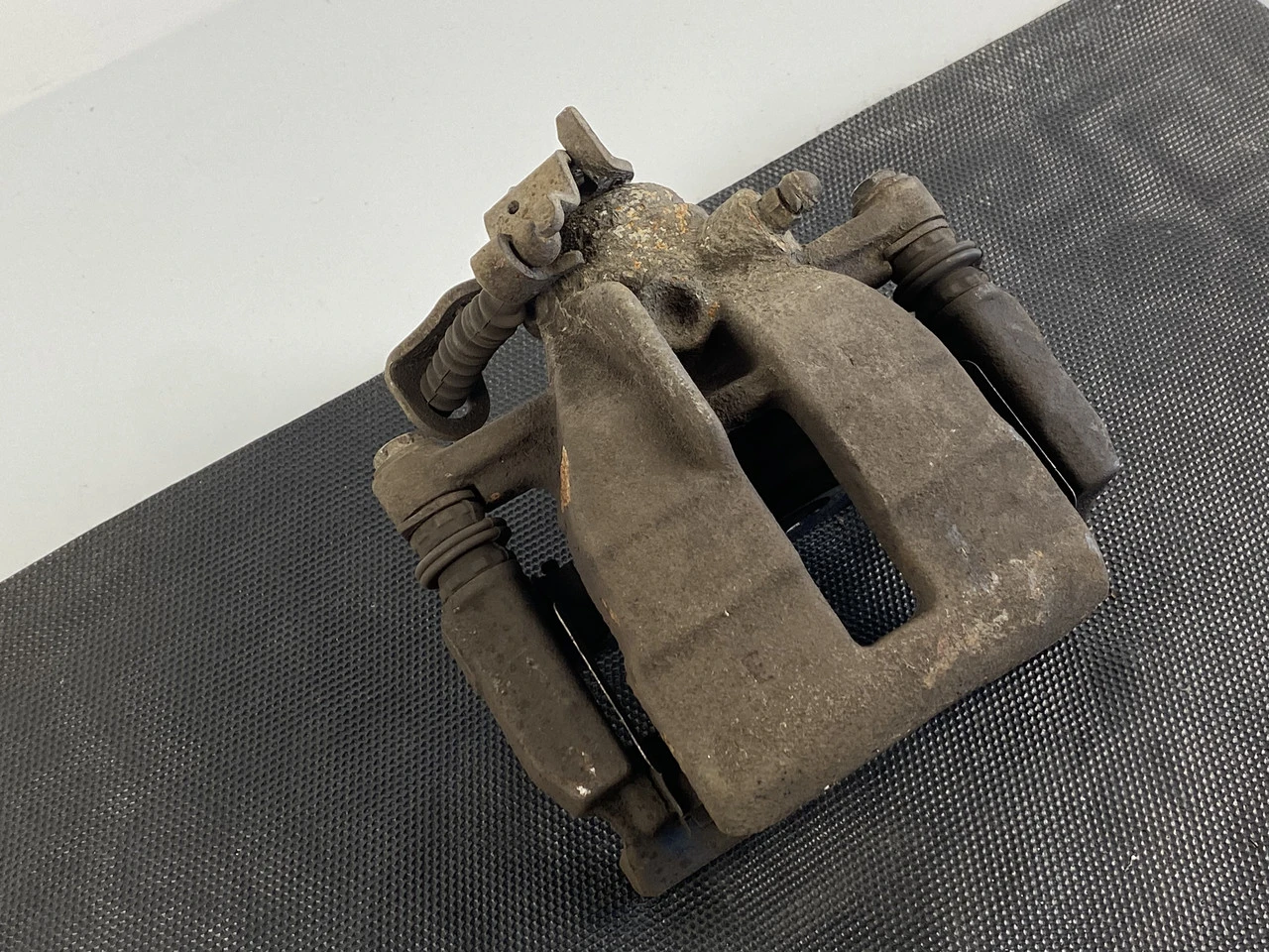 Суппорт задній правий VW T5 2003-2015 Фольксваген Т5 7H0615424A - фото 1