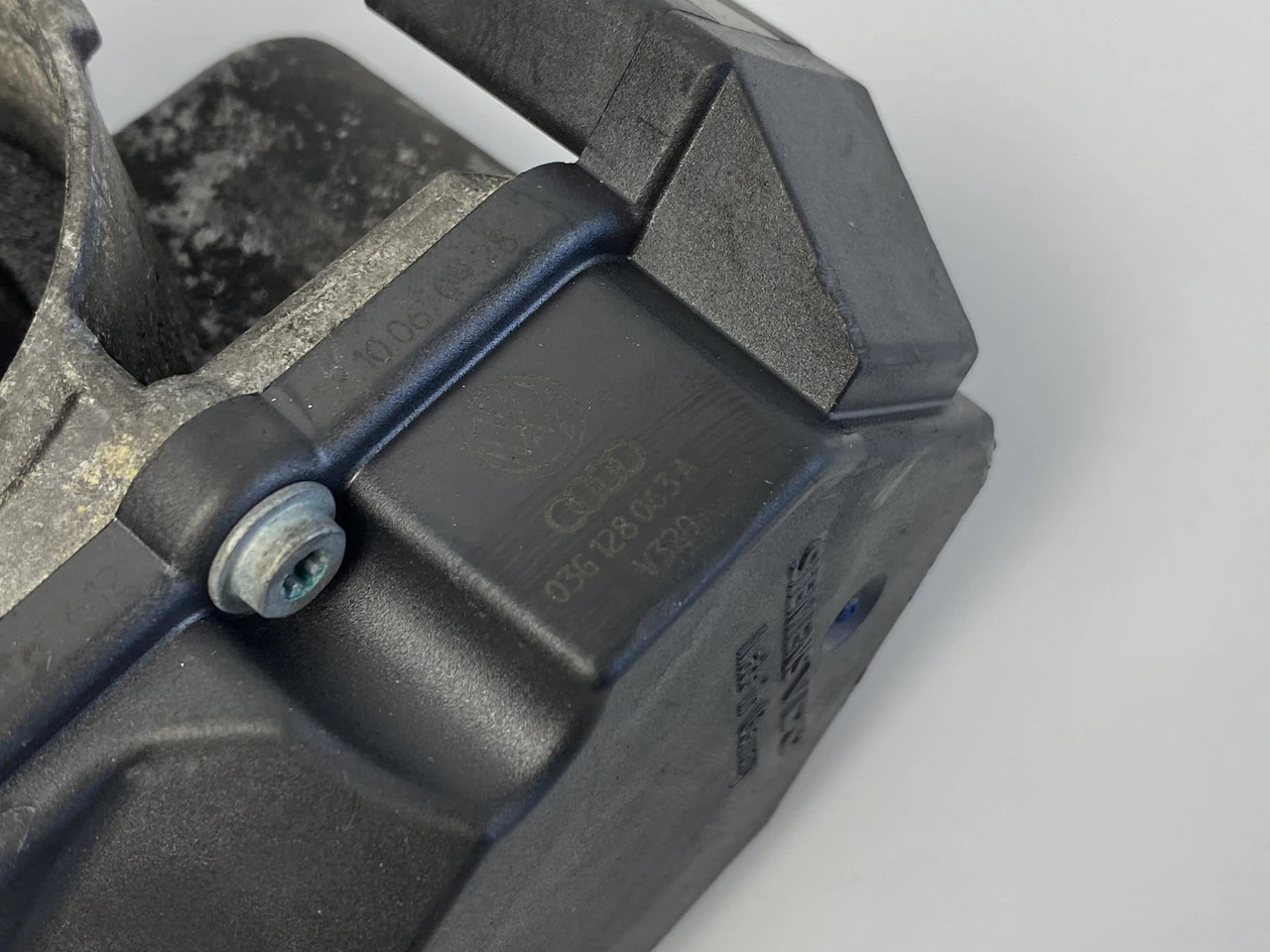 Дросельна заслінка VW T5 1.9TDI 2003-2010 Фольксваген Т5 03G128063A - фото 1