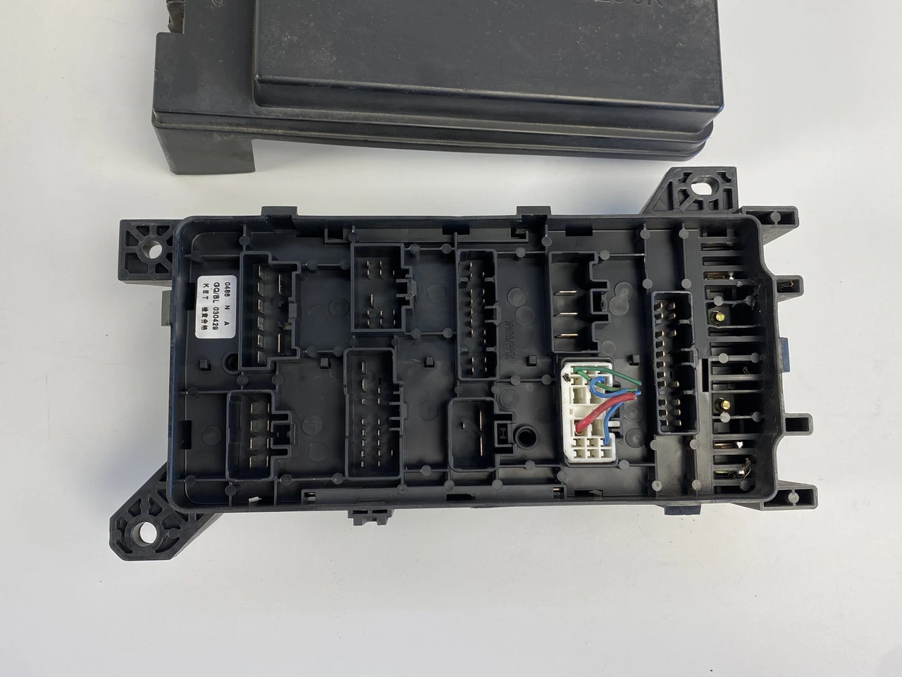 Блок предохранителей Kia Sorento 1 2.5crdi 2002-2009 Киа Соренто 911603E040 - фото 1