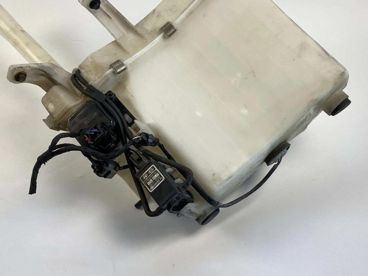 Бачок омывателя стекла фар Kia sorento 1 2002-2009 Киа Соренто 1 984003E000 - фото 1