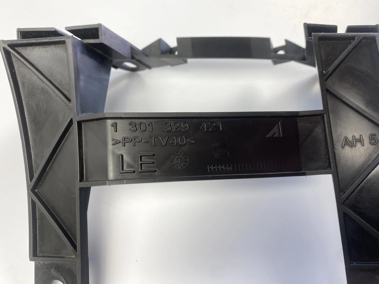 Кронштейн крепления передней левой фары VW T5 1301329421 - фото 1