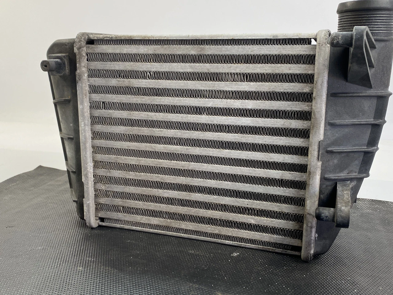 Радіатор інтеркулера Audi A4 B7 3.0 TDI лівий Ауді А4 Б7 8E0145806L - фото 2
