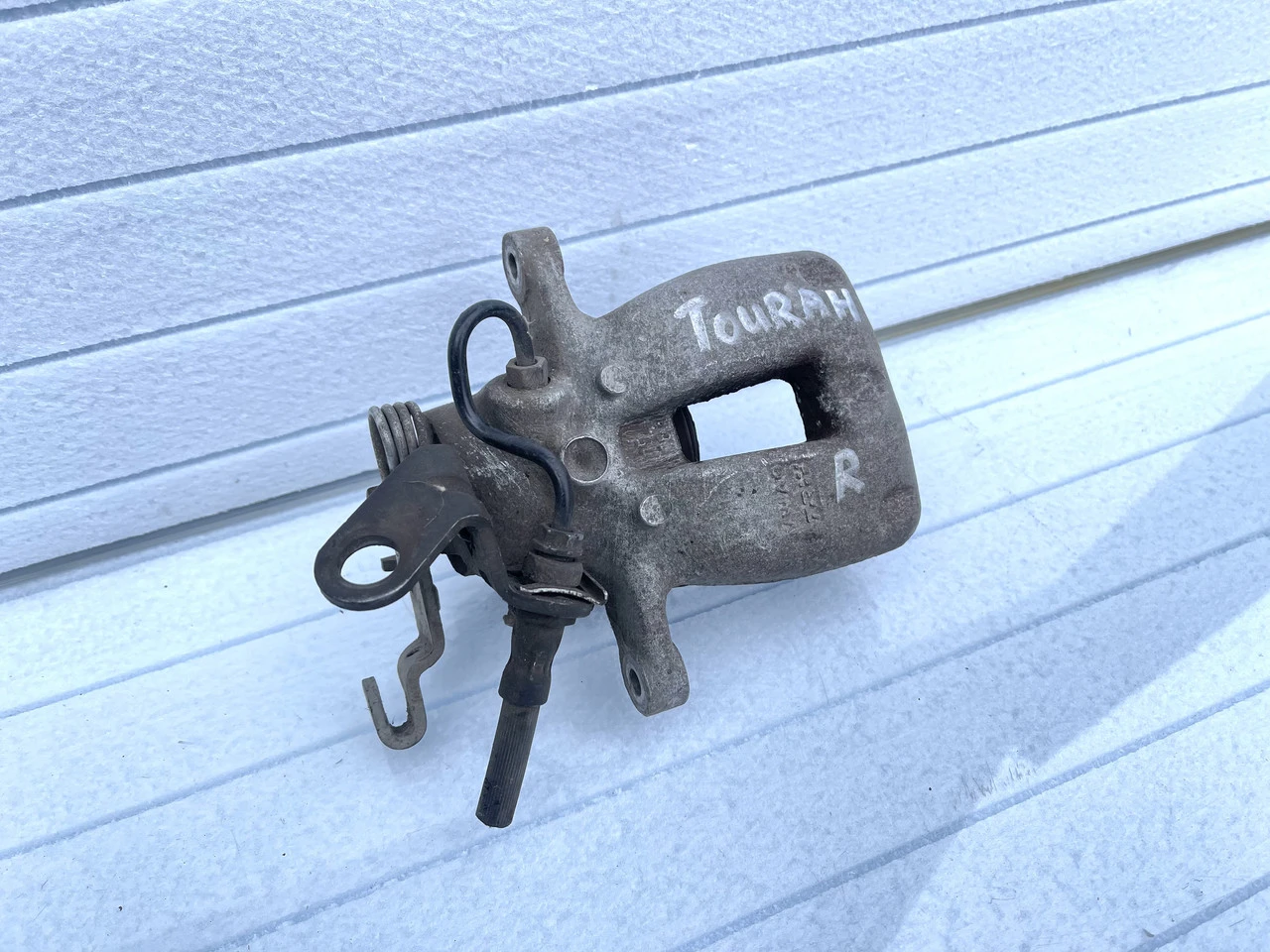 Супорт задній правий Volkswagen Touran 2003-2010р Фольксваген Тоуран - фото 1