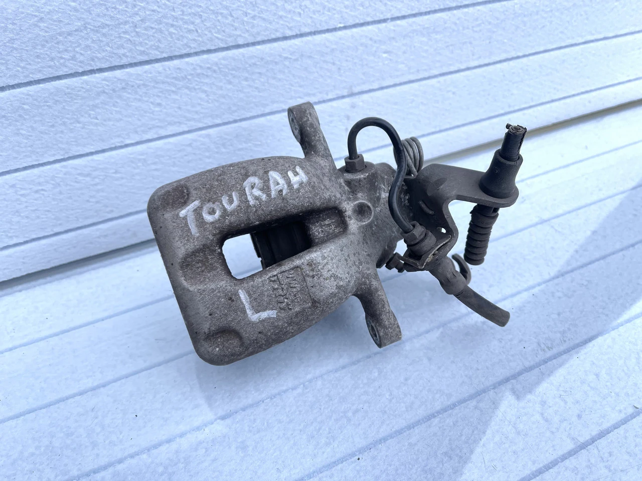 Супорт задній лівий Volkswagen Touran 2003-2010р Фольксваген Тоуран - фото 1