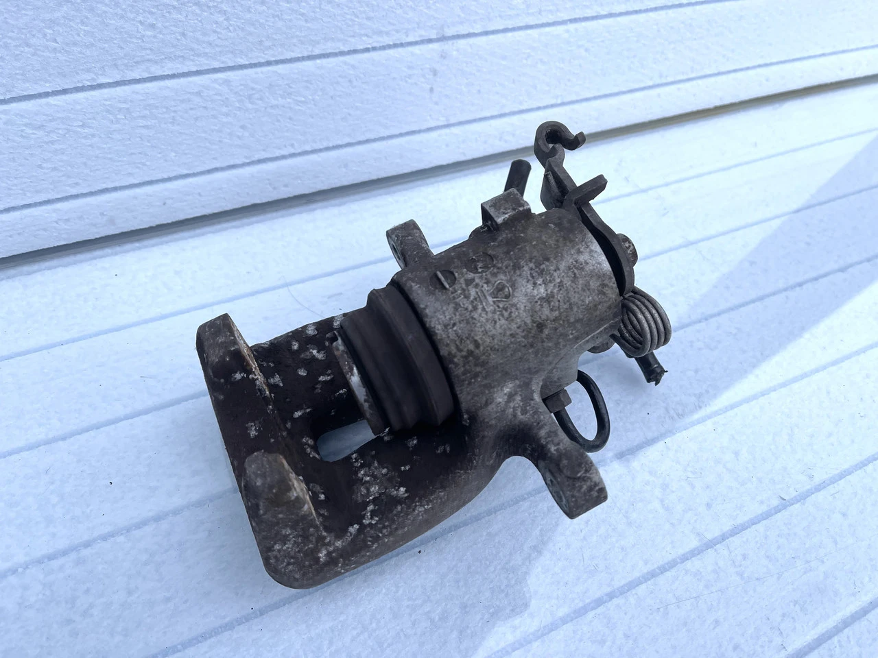 Супорт задній лівий Volkswagen Touran 2003-2010р Фольксваген Тоуран - фото 3