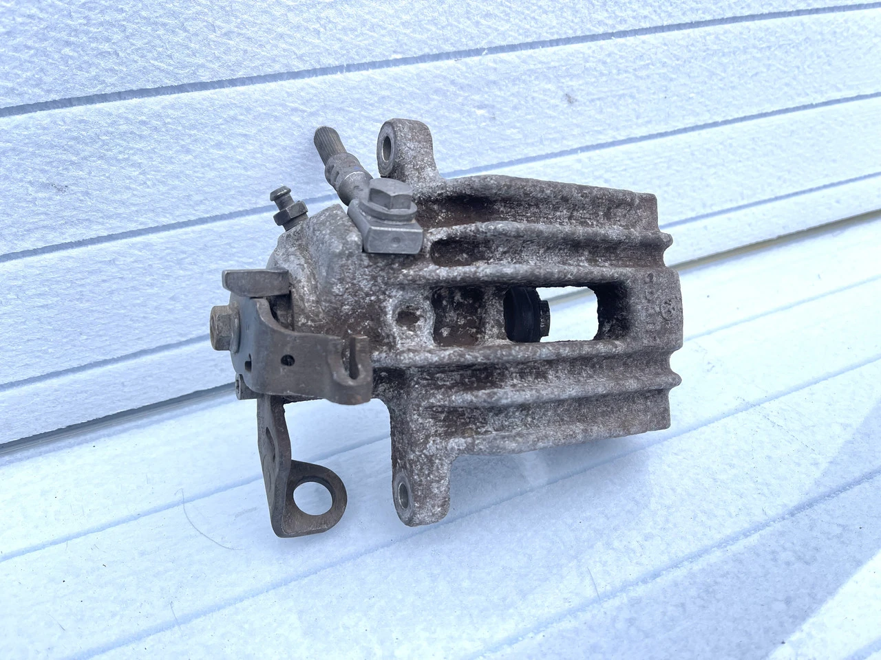 Супорт задній правий Volkswagen Golf 4 супорта Фольксваген Гольф 4 - фото 1