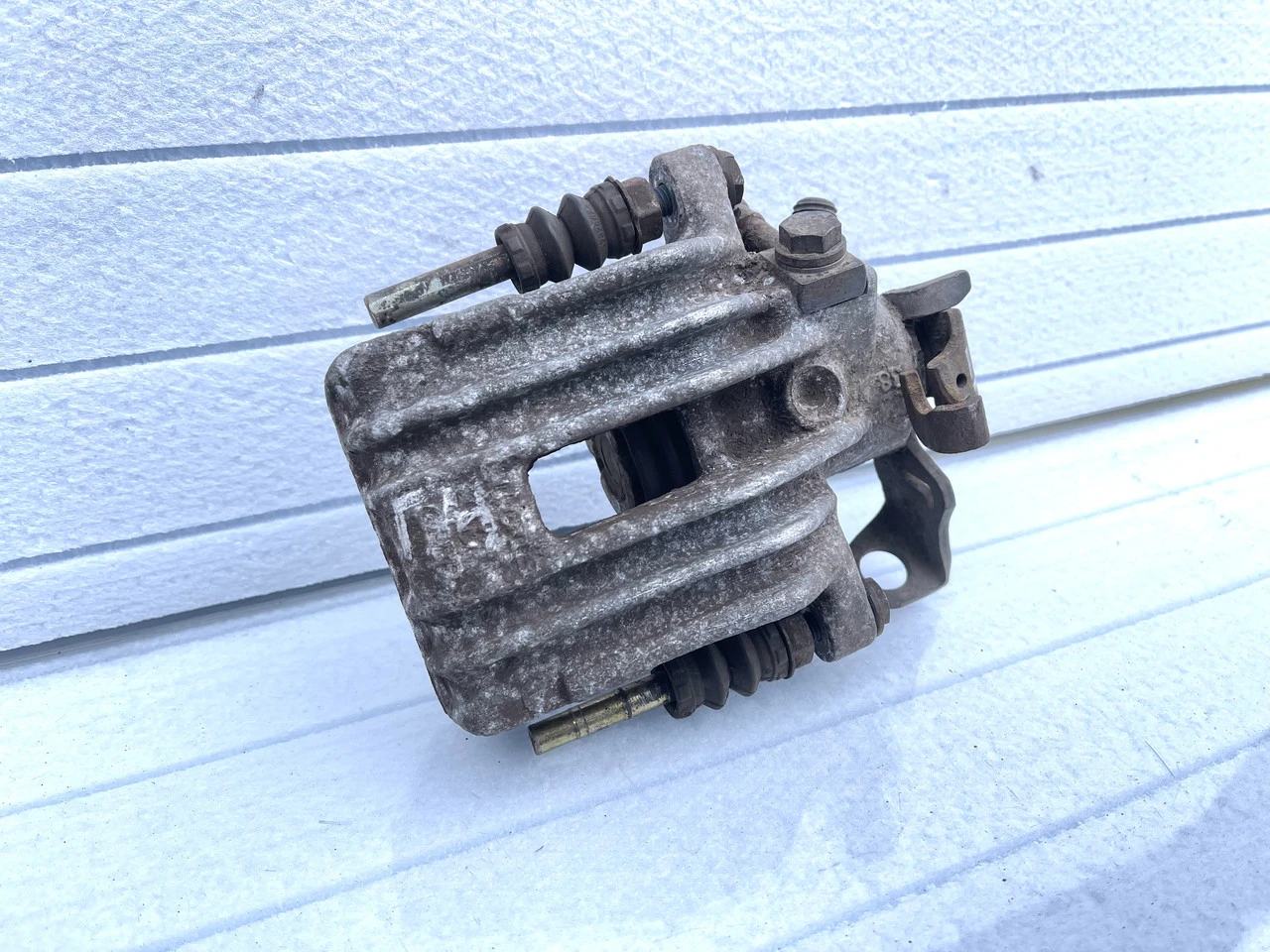 Супорт задній лівий Volkswagen Golf 4 супорта Фольксваген Гольф 4 - фото 1