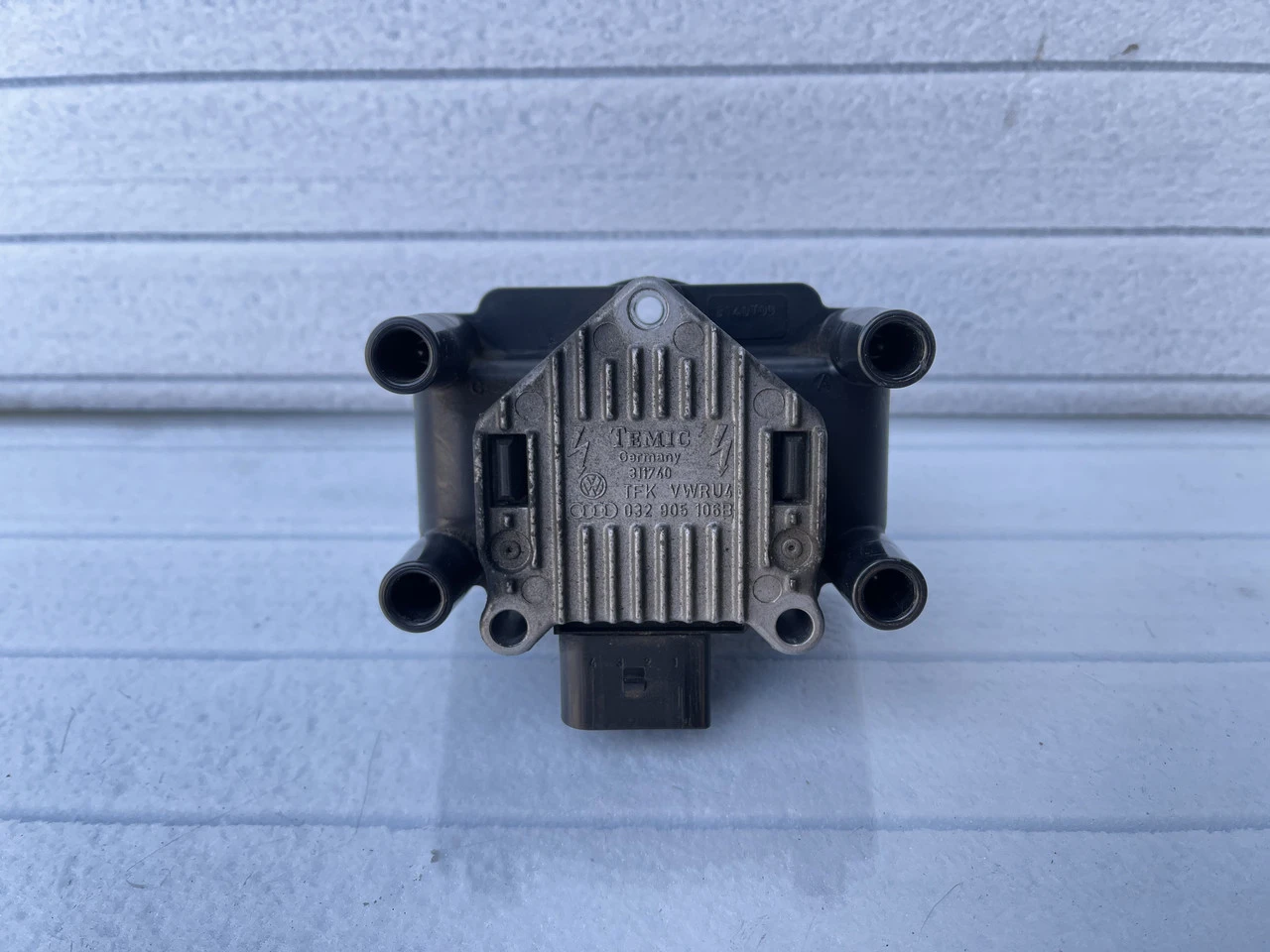 Котушка запалювання Volkswagen Golf 4 Bora Polo 1997-2005 032905106B - фото 1