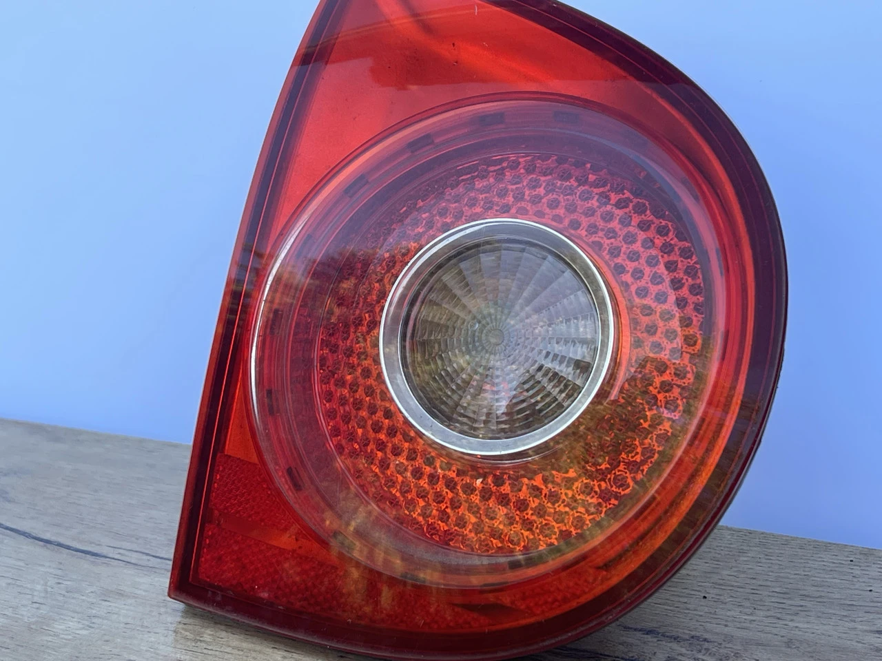 Ліхтар задній лівий внутрішній VW Golf 5 хетчбек 2003-2008 стоп фонарь 1K6945107C - фото 1