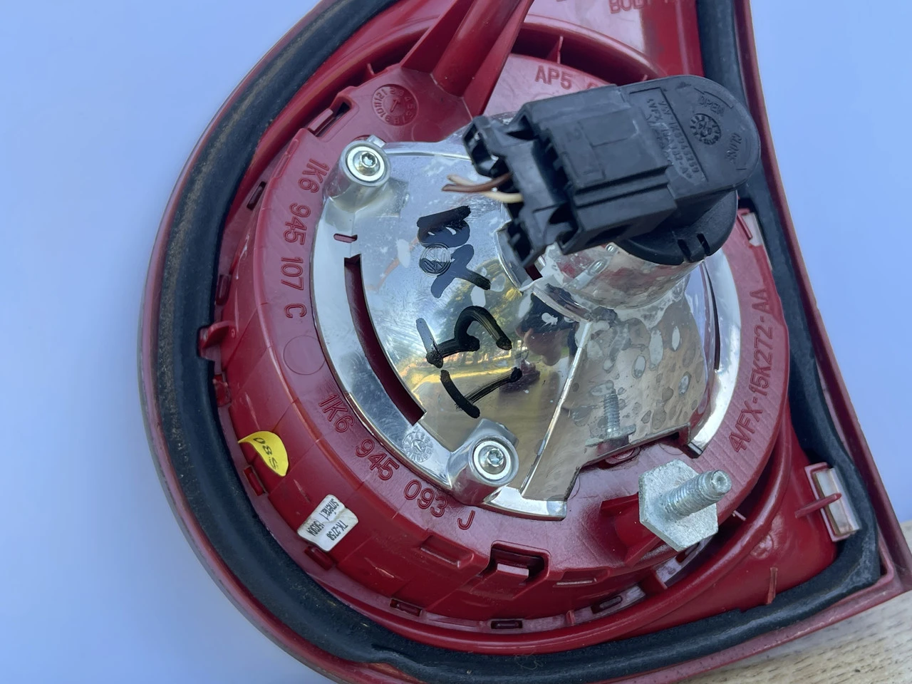 Ліхтар задній лівий внутрішній VW Golf 5 хетчбек 2003-2008 стоп фонарь 1K6945107C - фото 3