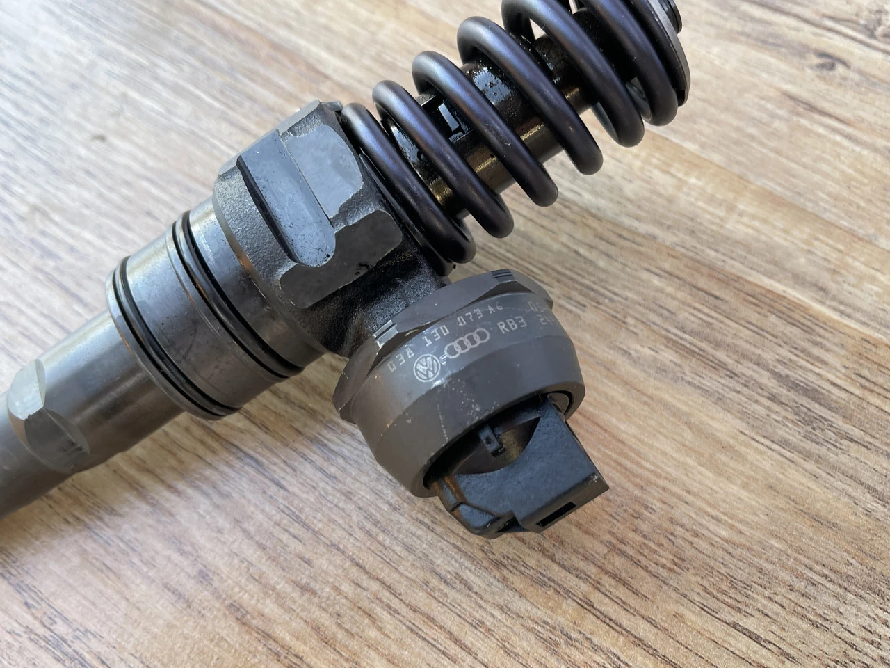 Насос форсунка 1.9 TDI VW T5 Фольксваген Т5 038130073AG 0414720215 - фото 1